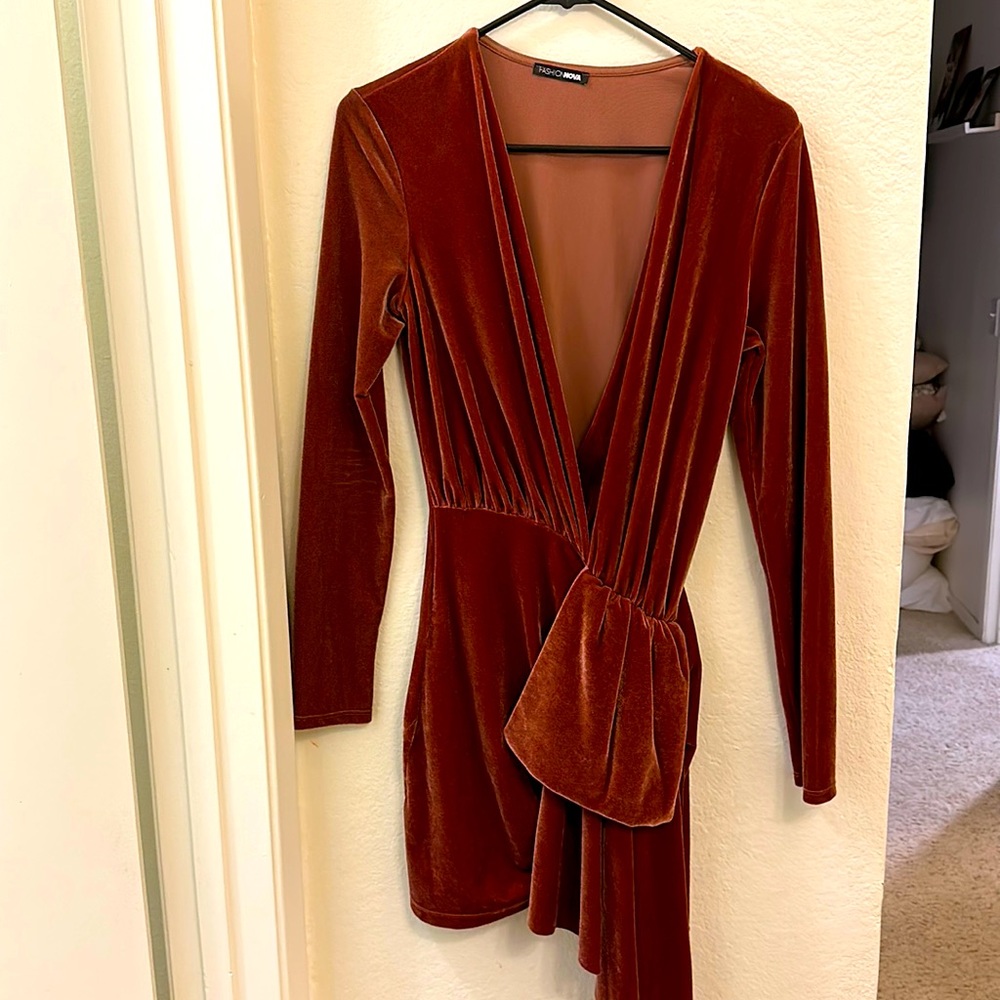 Size M velvet copper dress. Perfect for the holidays.